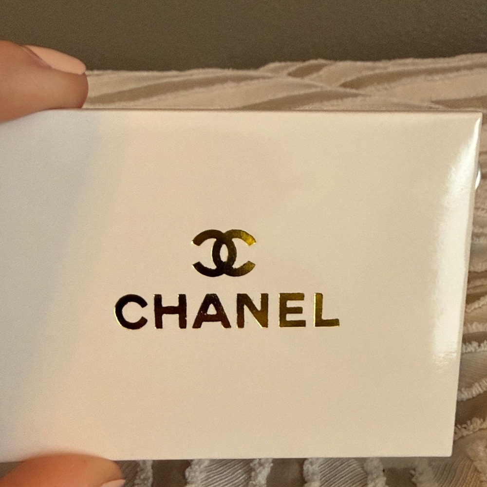 CHANEL Scarlet Mirror/Card leather holder - Picture 2 of 6